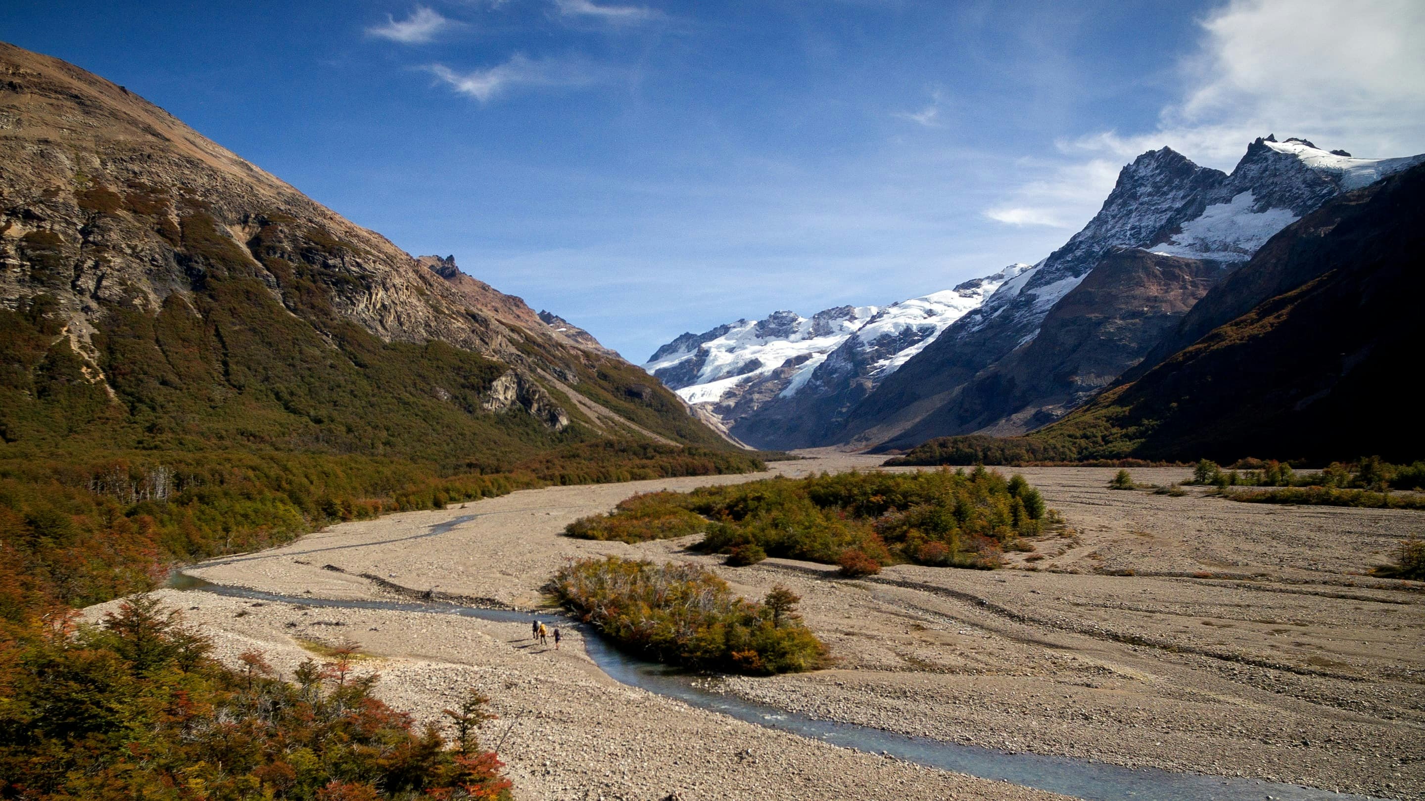 A river runs through the mountains.