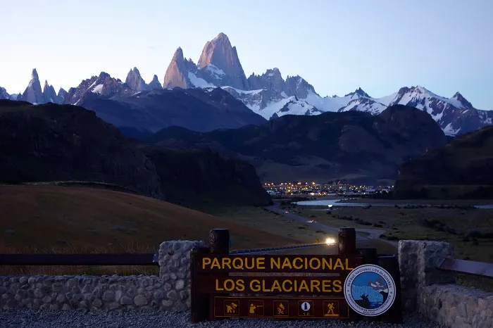 The sign for parque nacional los glaciares at dusk.