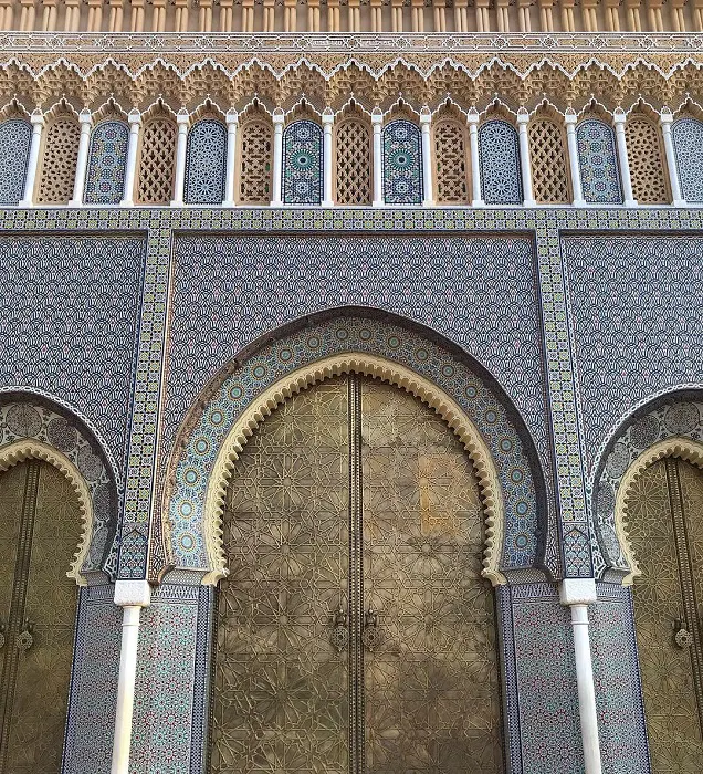 A building with ornate doors and arches.