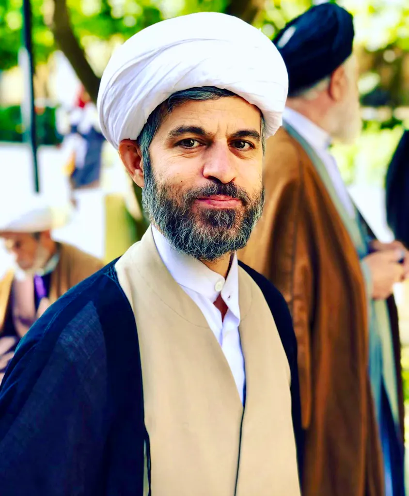 A man wearing a turban and a turban.