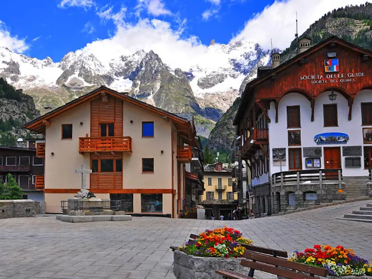 Courmayeur, an alpine skii village with Alps guides trekking team