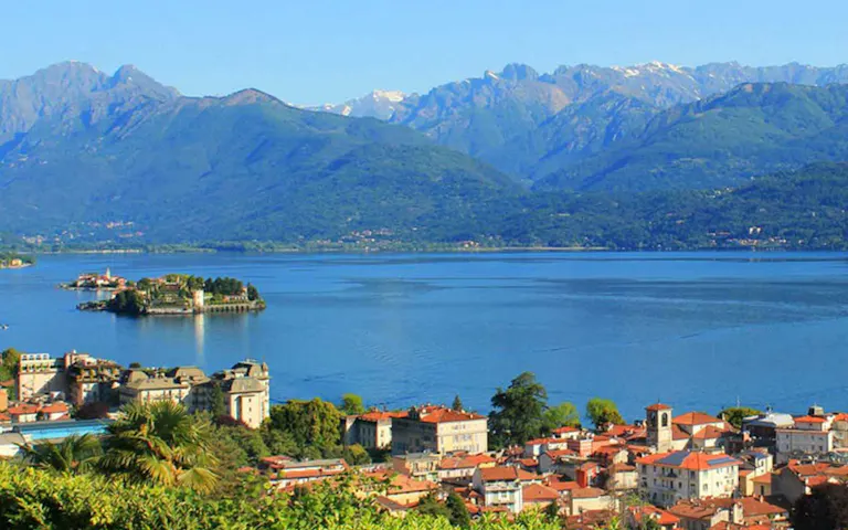 A picturesque view of a lake and mountain view in a mountain & trekking tour in Switzerland
