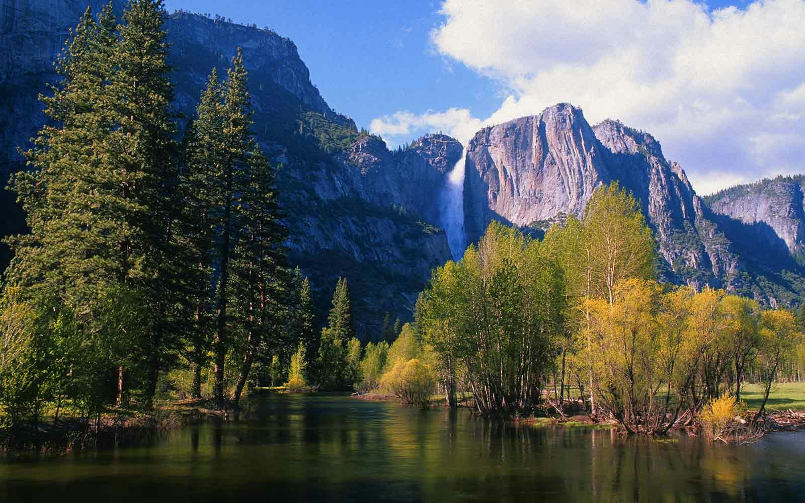 Yosemite National Park, located in the USA, offers an unforgettable adventure through its breathtaking landscapes and natural wonders. Embark on one of our renowned USA adventure tours to experience the wonders of Yosemite National Park