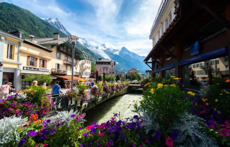 beautiful villages and mountain resorts in the Alps