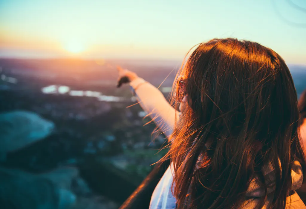 girl traveling to the mountains