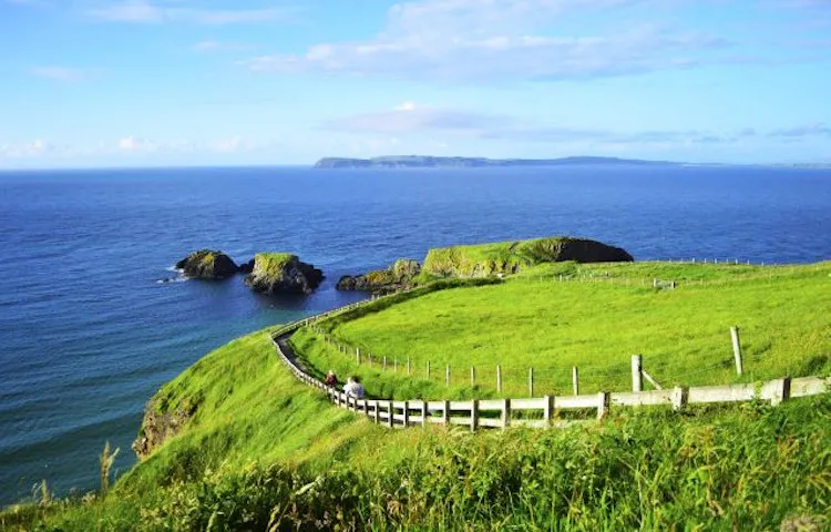 Two hikers traversing Ireland's legendary "Wild Atlantic Way" with MT Sobek! / MT Sobek