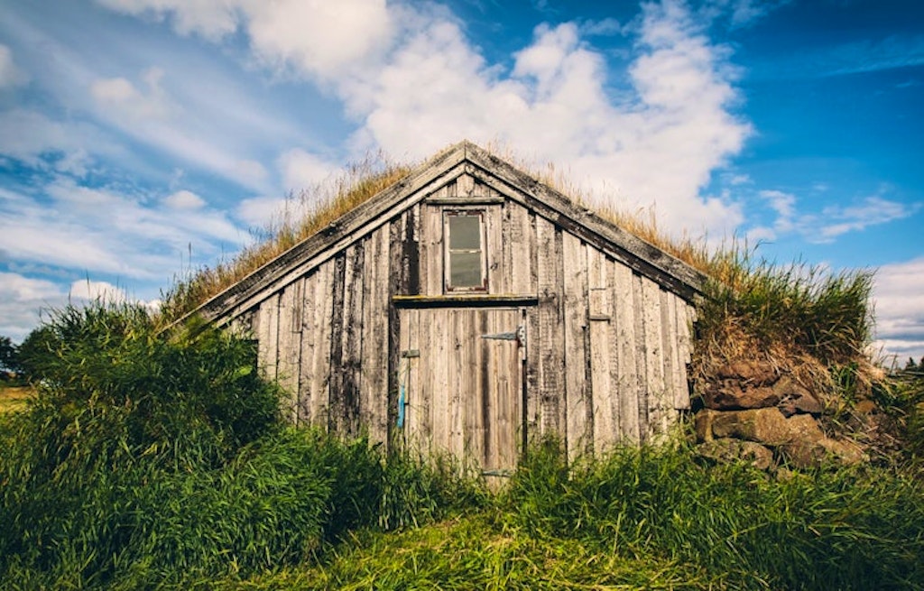 Strolling amongst Icelandic farmhouses made with sod! / MT Sobek