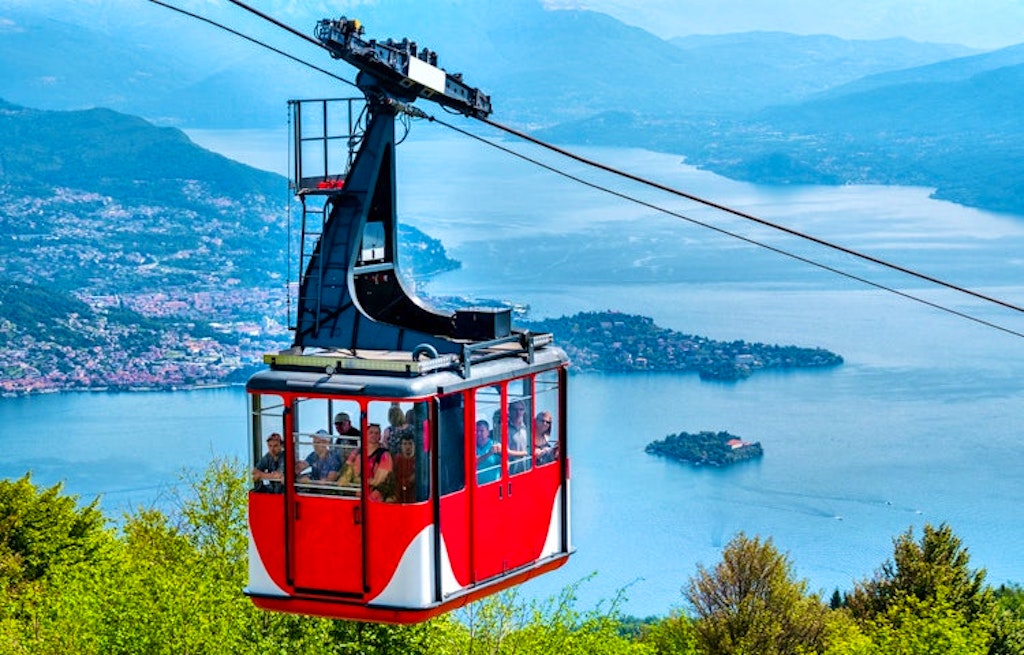 Visit sumptuous palaces on idyllic islands and spend tranquil nights at delightful 4-star hotels on this Italy & Switzerland multi-day itinerary! | MT Sobek