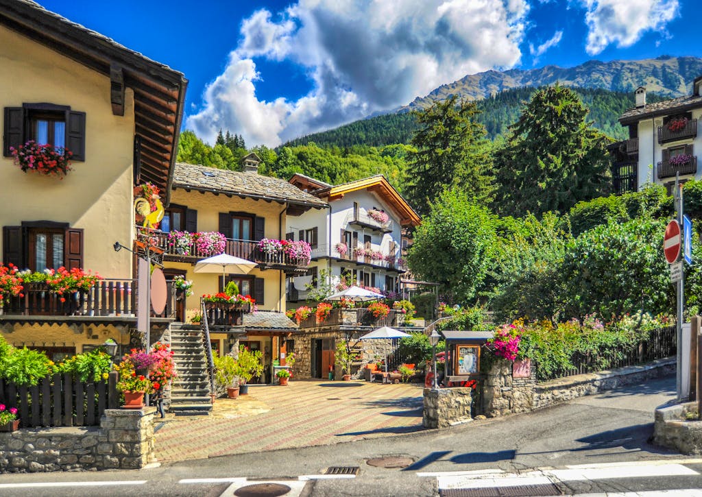 Courmayeur is one of the most famous mountain resorts in Europe, located at the foot of Mont Blanc in the north of the Aost Valley. There are many skiers here in winter and cyclists in summer.
