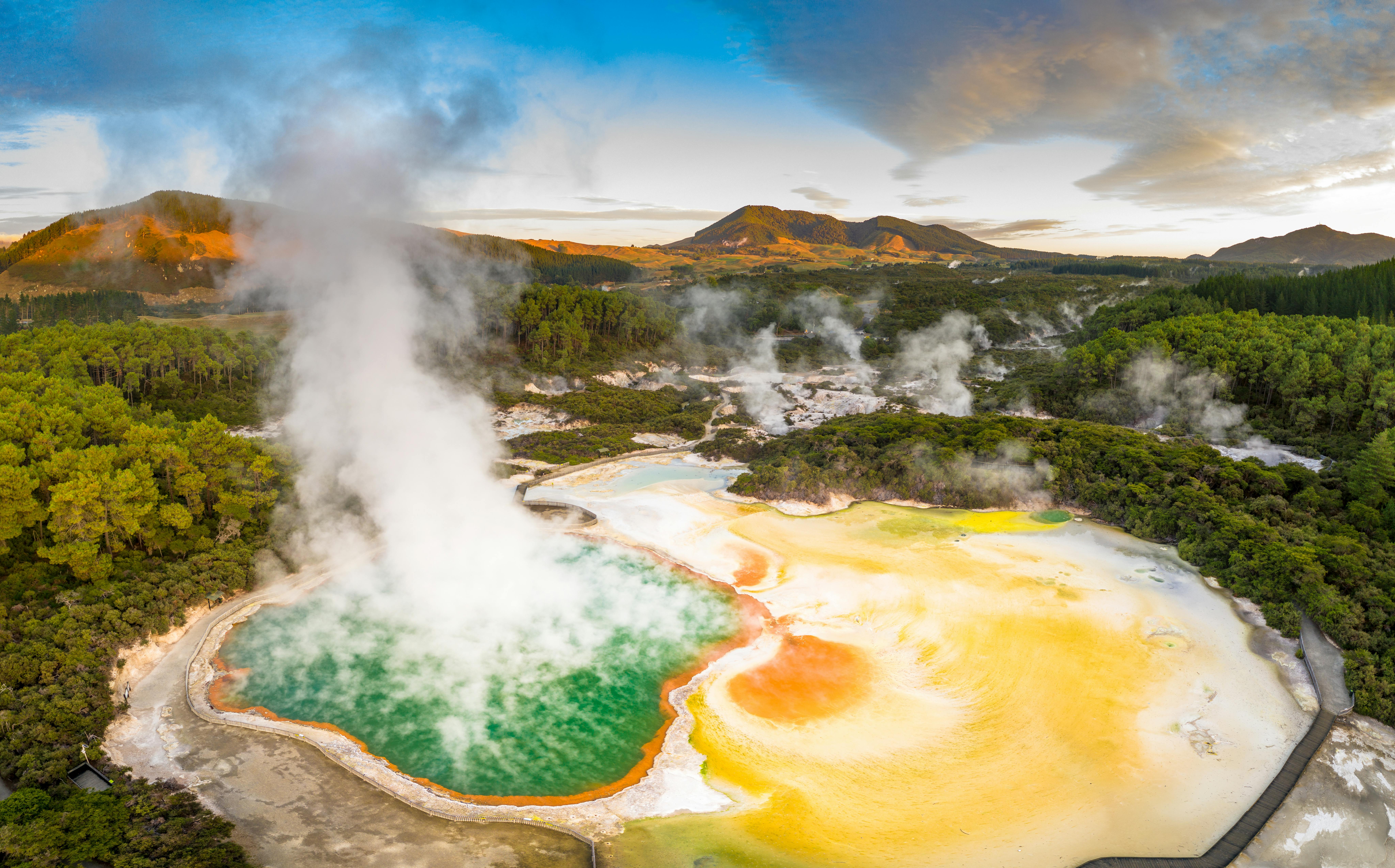 plan your trip around Rotorua of North Island in New Zealand, a must-do hike that active travelers will enjoy!
