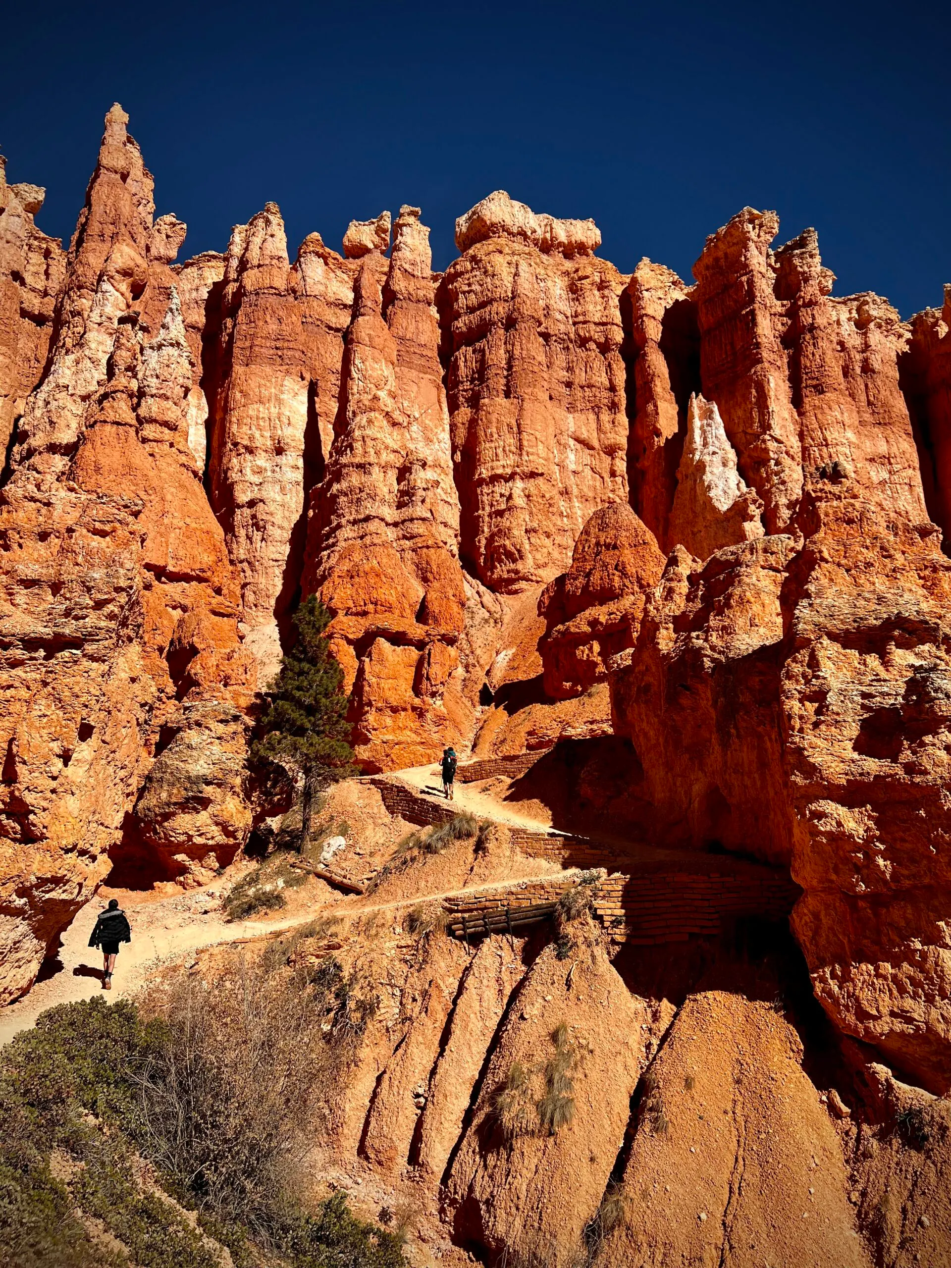 hiking queen's garden trail in bryce canyon national park