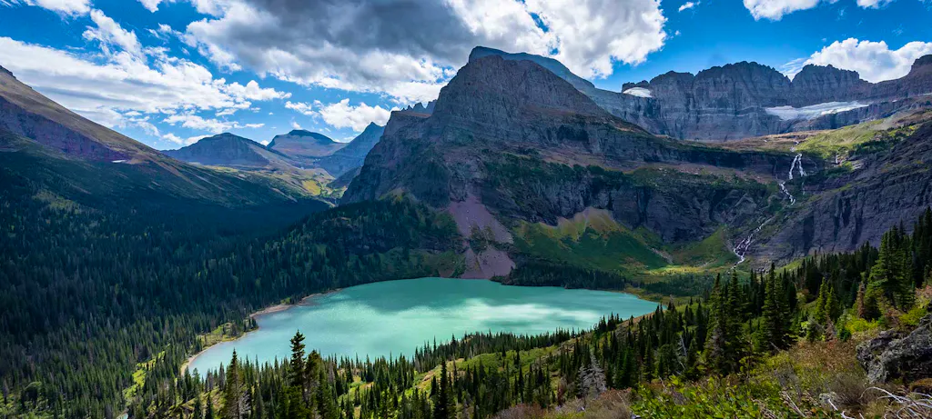 Grinnel hiking trail in Glacier National Park, Montana with an alpine lake and jagged peaks