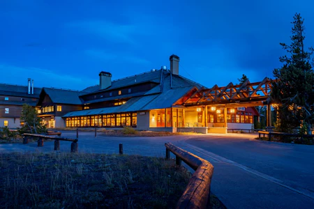 Old Faithful Snow Lodge